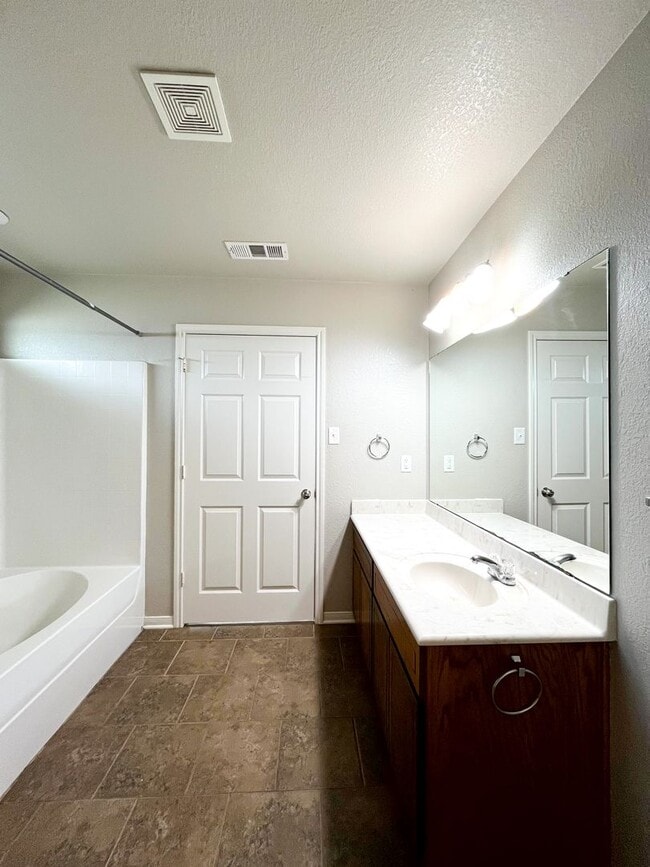 Building Photo - Available NOW!!!! This Beautiful 1 story, 4 Bedroom, 2 bath home in Killeen has a lot to offer!  ...