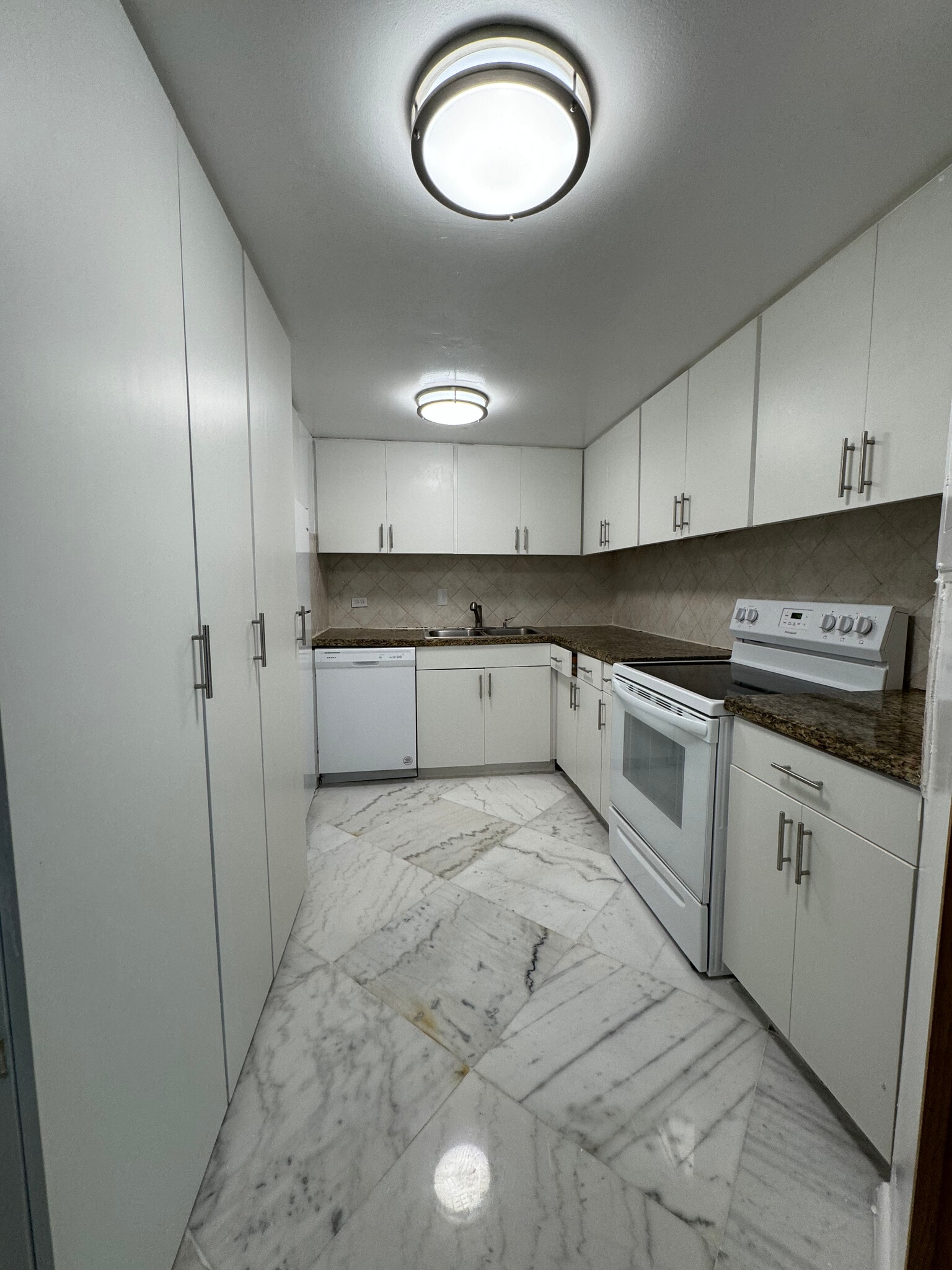 Building Photo - 905 Brickell Bay Dr