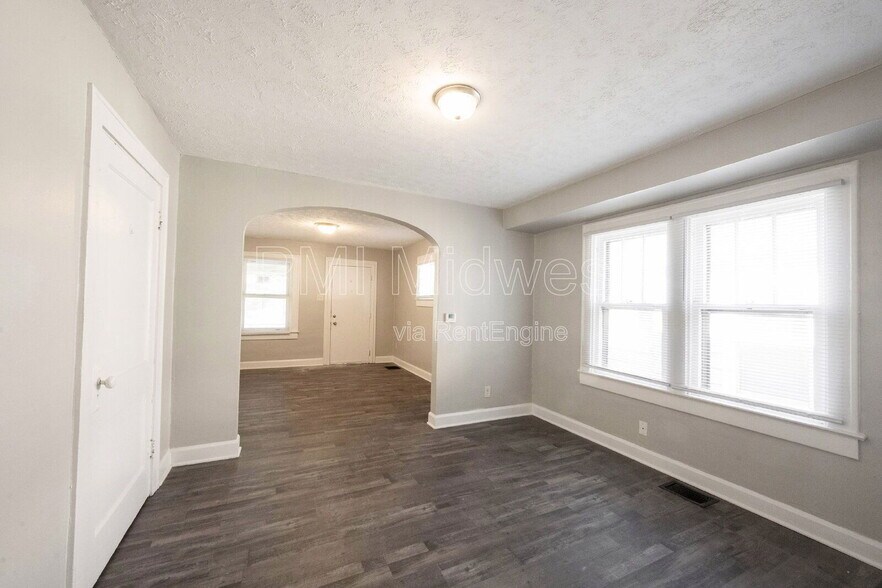 Building Photo - 915 N Drexel Ave