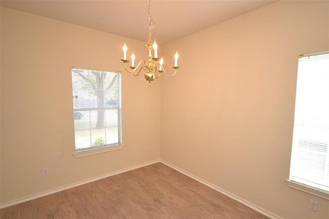 Building Photo - 716 Northcreek Dr