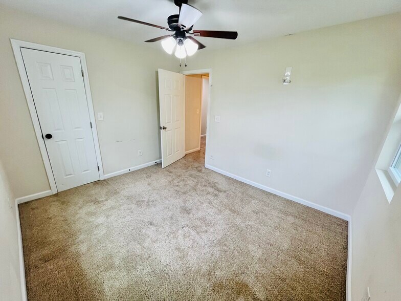 Building Photo - 2270 Miriam Ln