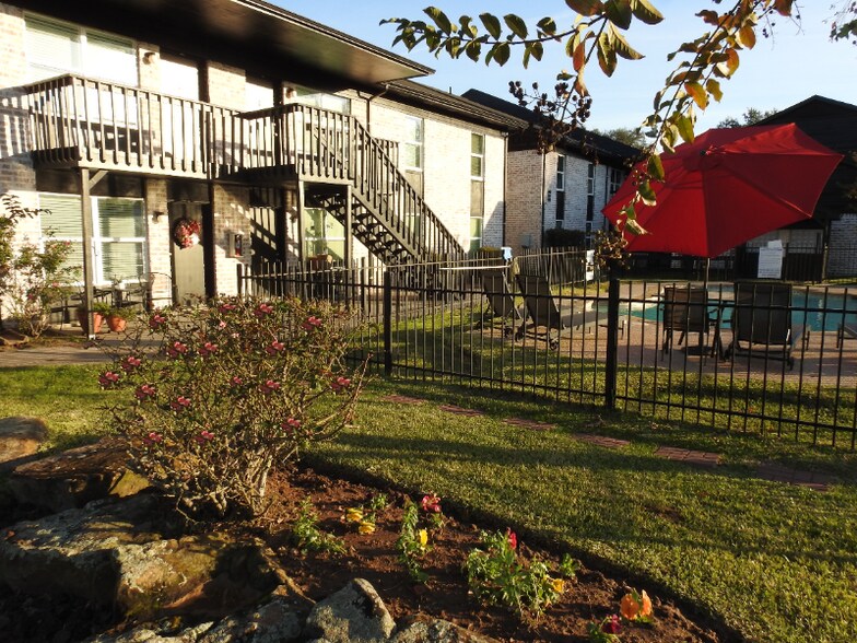 Building Photo - 327 W Hufsmith Rd