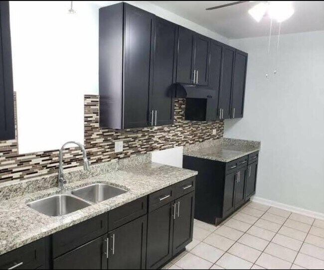 Building Photo - 6635 S Maplewood Ave