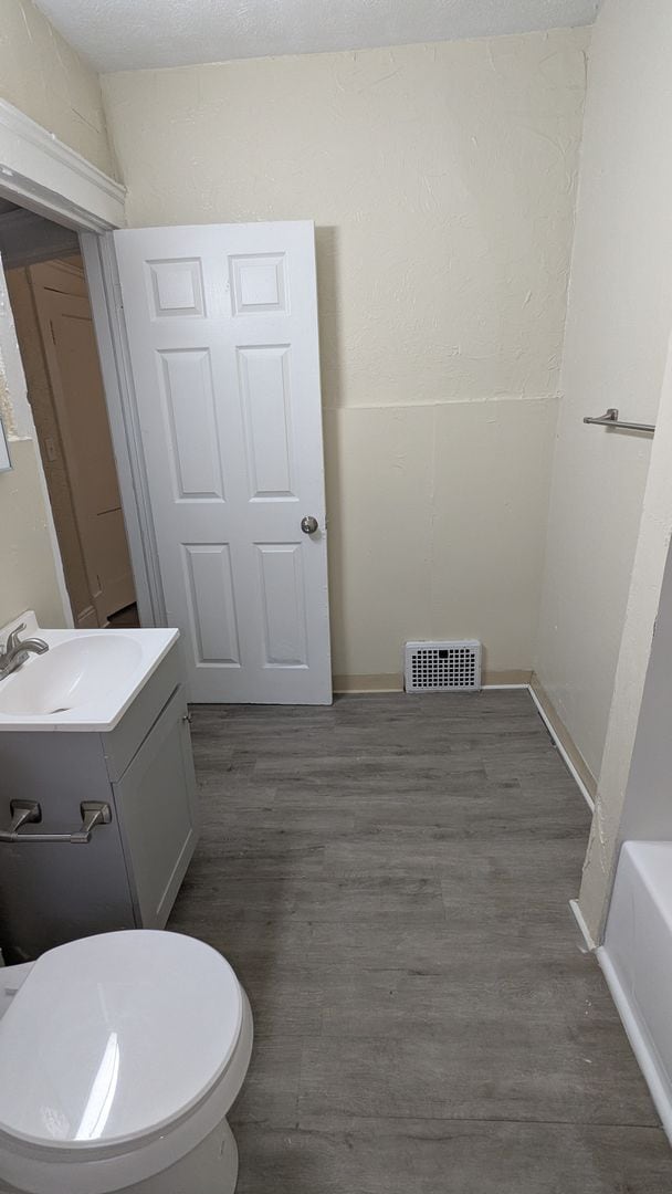 Building Photo - Welcome to this charming 3-bedroom, 1-bathroom home located in the heart of Akron