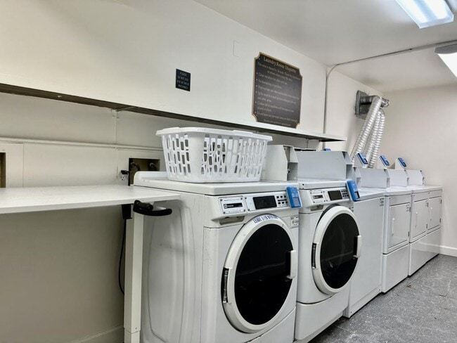 Building Photo - 229 N Poplar St