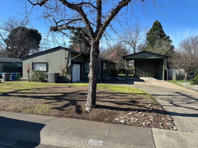 Building Photo - New listing! Beautifully maintained home in convenient location