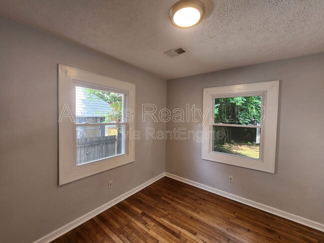 Building Photo - 1222 Crestwood Dr SE