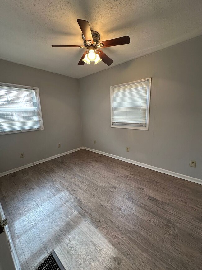 Building Photo - 3 Bedroom Single Family Home