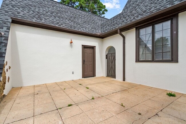 Building Photo - 1304 Riverside Dr