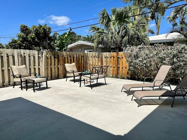 Building Photo - 2725 SE 2nd Ct