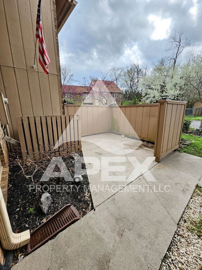 Building Photo - Spacious 3 Bd 2.5 Ba Condo w/Carport in heart of West Knox!