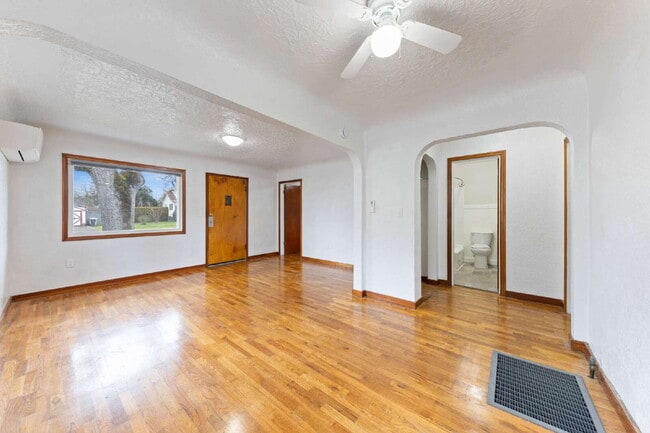 Building Photo - Charming Remodeled Duplex: Pet Friendly!