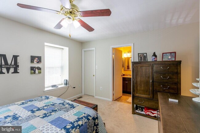 Building Photo - Stylish and Spacious Townhome with Open Floor Plan and Updated Kitchen