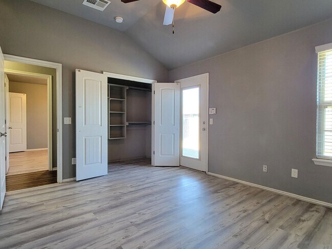 Building Photo - Introducing a charming 3-bedroom, 2-bathroom house located in the desirable area of Edmond, OK.