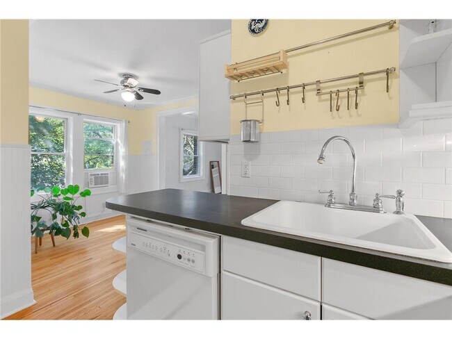 Building Photo - 2739 Girard Ave S