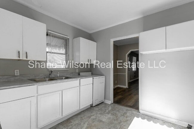 Building Photo - 2904 5th Ave