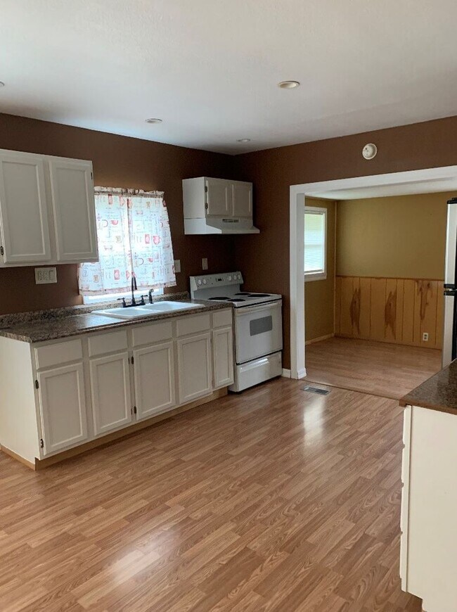 Building Photo - Beautiful Move in ready House!