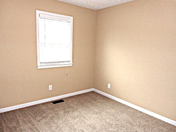 Building Photo - 1005 Whispering Woods Dr