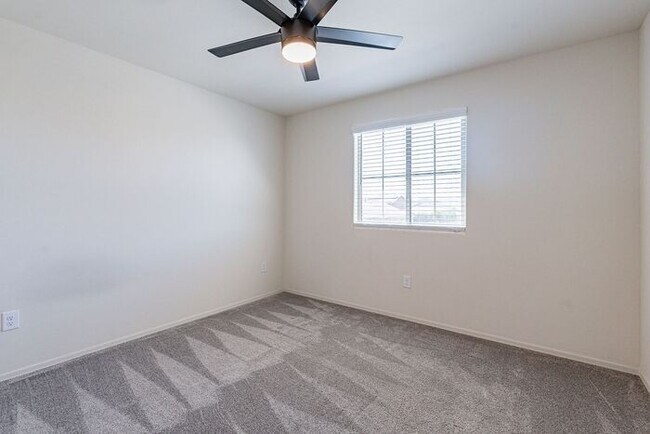 Building Photo - Pending/ Rented - Discover the perfect blend of comfort and style in Gladden Farms