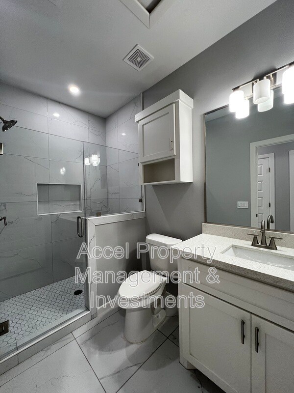 Building Photo - 1122 Country Club Drive