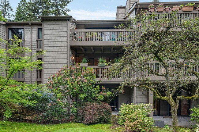 Building Photo - Pool’s Open! -Huge, refreshed 2 BR-2 Bath ...