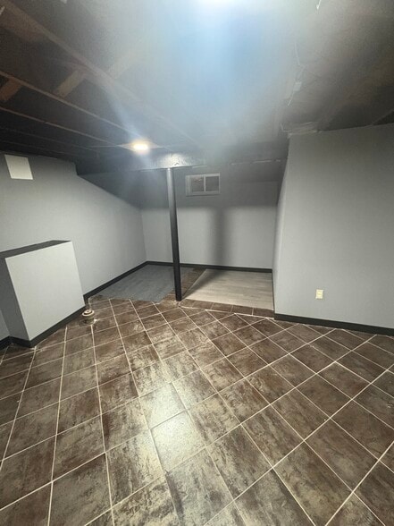 Building Photo - 648 E 6th St