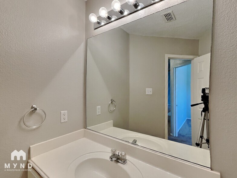 Building Photo - 4611 Basil Dr