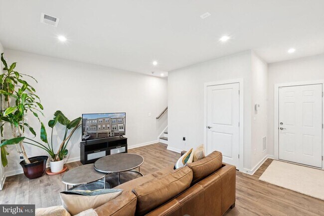 Building Photo - 1750 Blue Spruce St