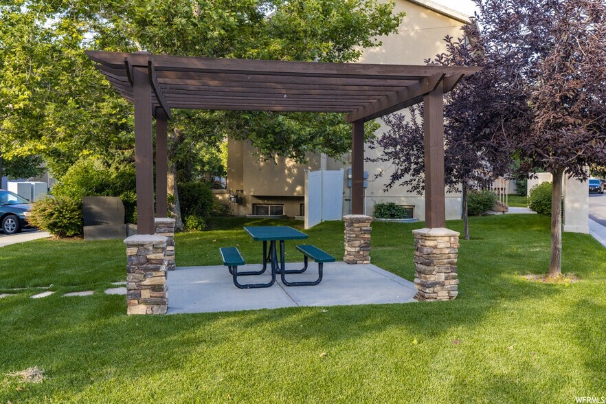 Community Green Area - 822 E Gatewood Dr