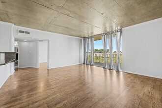 Building Photo - 207 W Clarendon Ave
