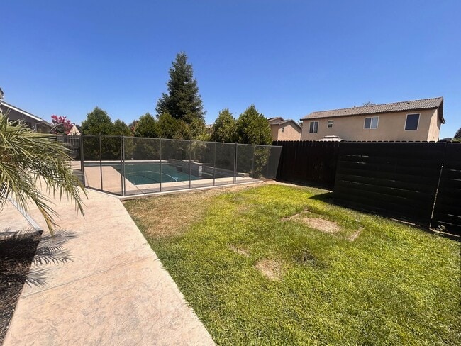 Building Photo - Beautiful home for rent in Visalia with a ...