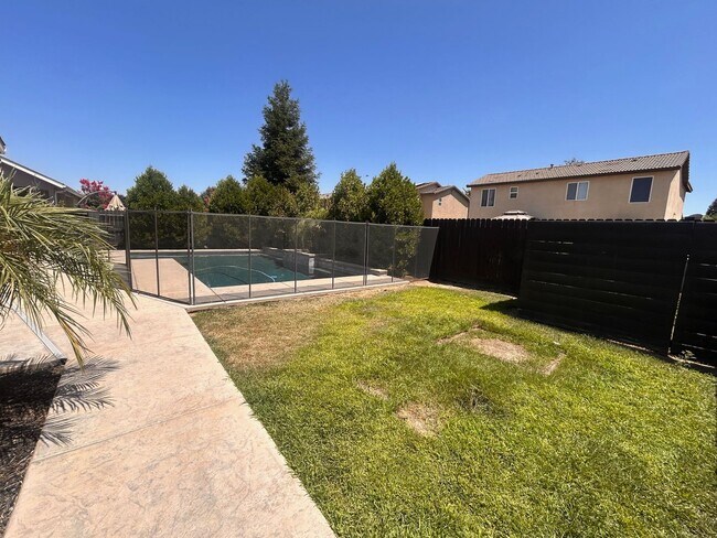Building Photo - Beautiful home for rent in Visalia with a pool!