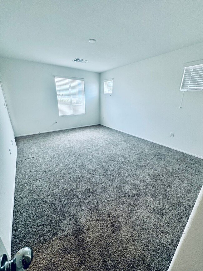 Building Photo - AMAZING, CORNER LOT, UPGRADED TOWNHOME IN "HENDERSON!!"  NEXT DOOR TO COMMUNITY DOG PARK!!