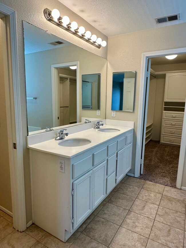 Building Photo - Large 3 bedroom home with loft and large b...