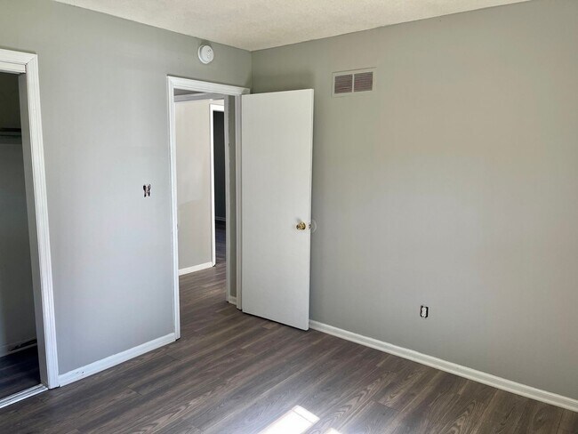 Building Photo - Fresh & Updated 1/2 Duplex