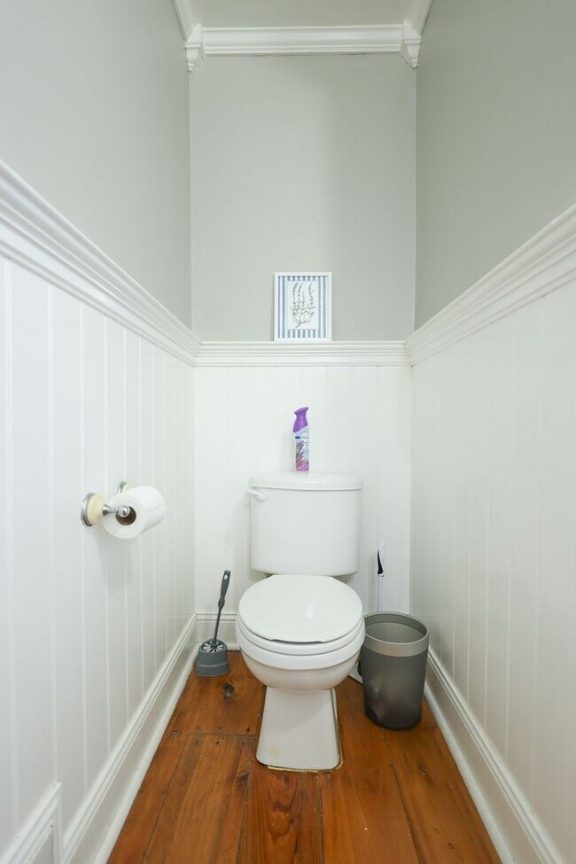 Building Photo - Beautifully Updated 4 bed house w/ fully f...