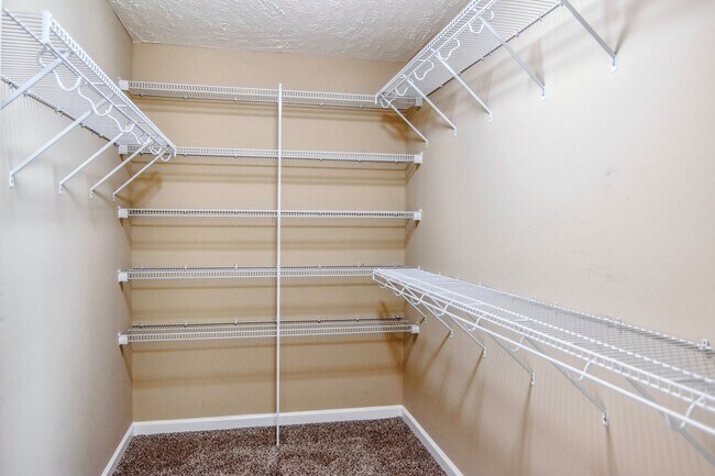 Building Photo - Pet Friendly Three Bedroom with Bonus!