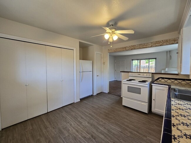 Building Photo - 140A Candelario St