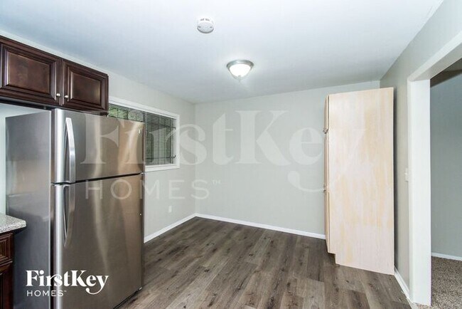 Building Photo - 302 Woodstock Dr SW