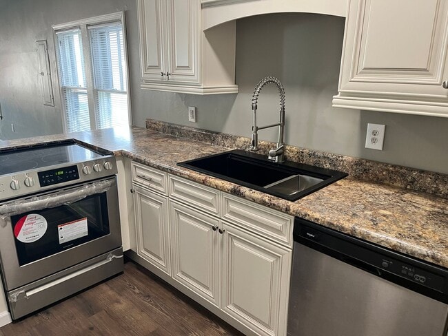 Building Photo - 3 Bed / 1 Bath Home Downtown Corbin