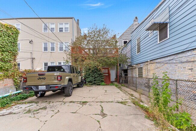 Building Photo - 2139 W Chicago Ave