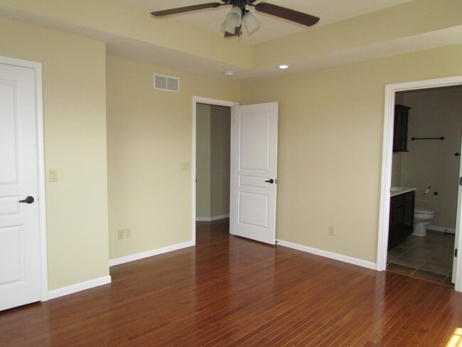 Building Photo - Available 6/14