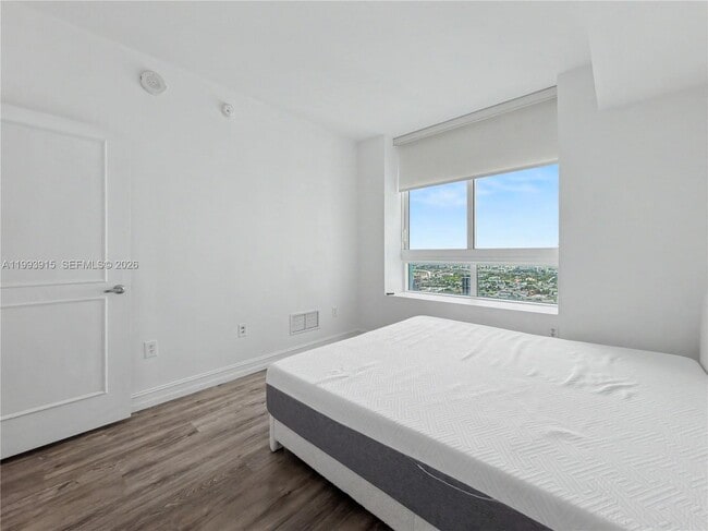 Building Photo - 1900 N Bayshore Dr