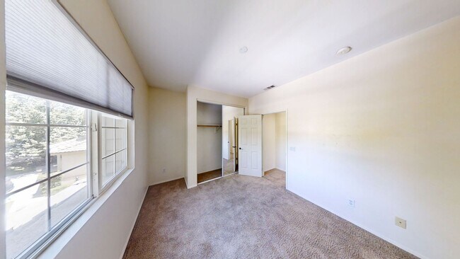 Building Photo - Spacious 4 bedroom 3 bath