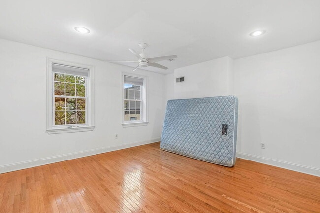 Building Photo - 1922 Montrose St