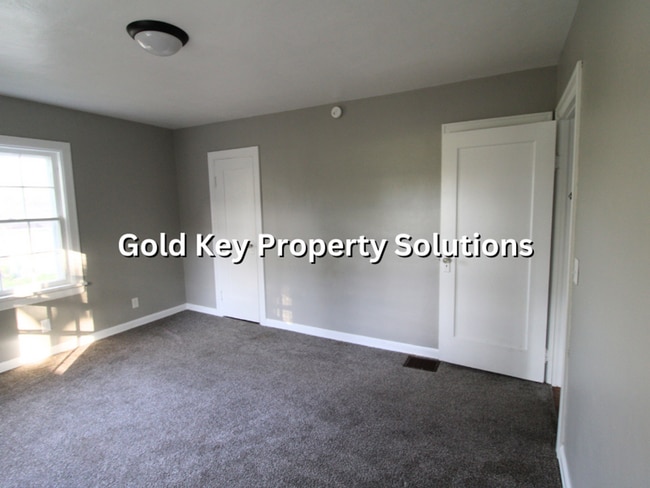 Building Photo - Adorable Brick 4 BR 1 BA House Near Golf C...