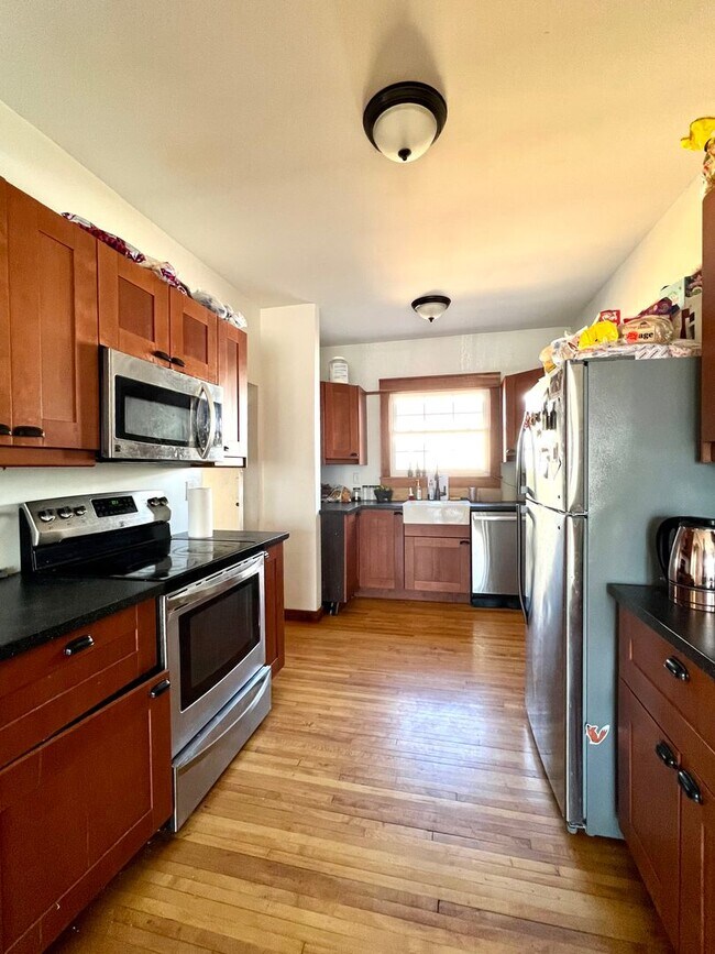 Building Photo - AVAILABLE JUNE - Charming 4 Bed 1.5 Bath Home