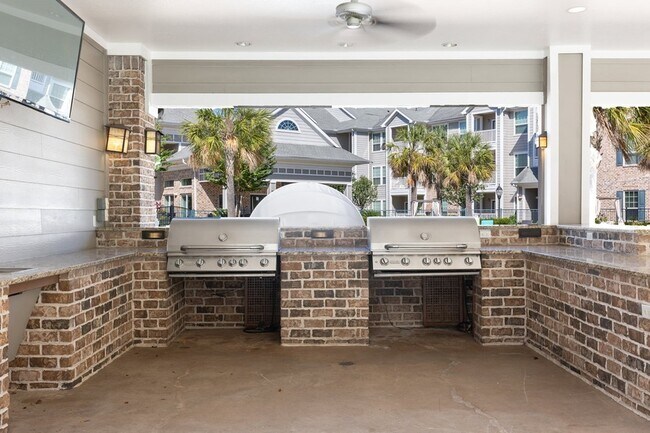 Building Photo - 22631 Colonial Pkwy