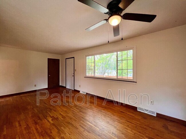 Building Photo - 26 Pine Ln