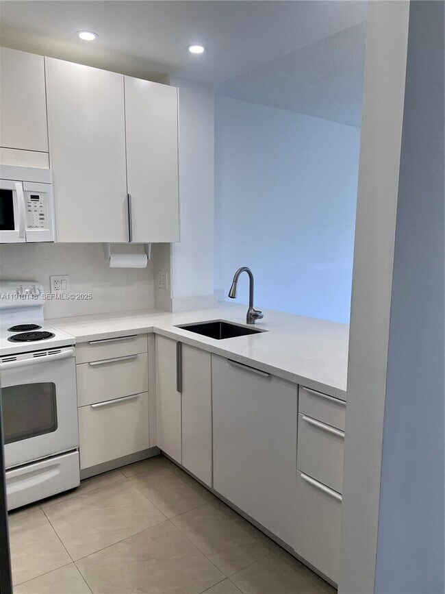 Building Photo - 400 N Riverside Dr